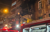 Beyoğlu'nda facianın eşiğinden dönüldü: Havai fişek kaynaklı yangında mahsur kalan sekiz kişi kurtarıldı