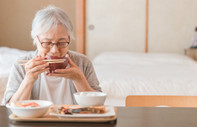 Çarpıcı araştırma: Yalnız yemek yemek yaşlıların sağlık sorunlarını artırıyor