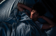Yeni araştırma uykusuzluğun kökenine indi: Bazı insanların geceleri zihinlerini kapatamama sebebi ne?