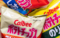 Japon atıştırmalık firması ham madde krizi yüzünden siyah beyaz pakete geçiyor
