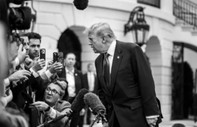 Trump kameralar önünde gazeteciye bir anda sinirlendi: Aptal insan, sen zeki bir insan değilsin
