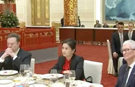 Çin devlet medyasının yayınladığı görüntü: Elon Musk ve Tim Cook'un arasına oturan gizemli kadın kim?