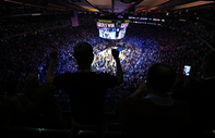 Knicks kutlamaları Manhattan’ı karıştırdı: Dünya Kupası servis otobüsü yakıldı, bir genç vuruldu