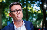 İngiltere Başbakanı Andy Burnham'a diplomatik tuzak: Telefondan mesajlaştığı kişiyi Trump'ın danışmanı sandı