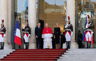 Fransa'da yüz binlerce kişinin akın ettiği ayin: Papa, Paris'te, Macron katılmıyor