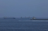 İngiltere: Hürmüz Boğazı'nda bir tanker kaynağı bilinmeyen mühimmatla vuruldu