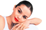Selena Gomez güzelliği yeniden tanımlıyor