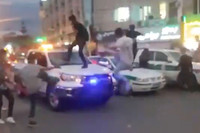 İran'da polis araçları ve ambulanslar ateşe verildi