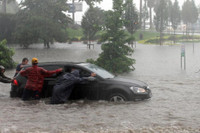 Sel felaketiyle boğuşan Şanlıurfa'da araçlar akıntıda kayboldu