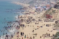 Gazzeliler savaşın gölgesinde sahile akın ettiler