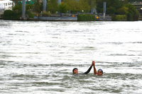 Fransa Spor Bakanı olimpiyatlara 13 gün kala Sen Nehri'nde yüzdü