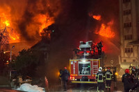 Trabzon'daki fabrika yangınında alevler yeniden canlandı