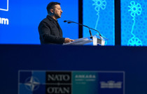 Zelenski NATO kürsüsünde: Müttefiklerden daha fazla hava savunması istedi