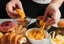 Ultra işlenmiş gıdalar kalp krizi ve felç riskini yüzde 67 artırıyor