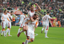 Galatasaray deplasmanda Antalyaspor’u 4-1 mağlup etti