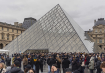 Louvre Müzesi'nde grev alarmı: Paris’in sembolü kapanma tehlikesiyle karşı karşıya