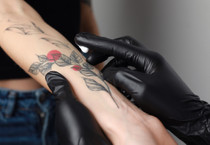 Dövmenin uzun vadeli etkileri araştırılıyor: Mürekkep, bağışıklık sistemiyle etkileşiyor