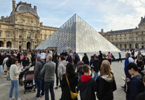 Louvre Müzesi'ndeki kriz sonrası yeni müdür belli oldu: Macron atadı