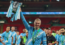 Erling Haaland büyüdüğü kasabaya 100 bin sterlinlik tarihi kitabı hediye etti