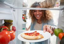 Pizza, tavuk, pilav... Buzdolabındaki yemekleri soğuk tüketmek sağlıklı mı?