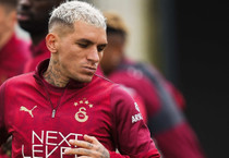 Galatasaraylı Torreira'ya yumruklu saldırı