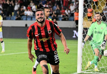 Fenerbahçe Ankara'dan eli boş dönüyor: Gençlerbirliği geriye düştüğü maçı 2-1 kazandı