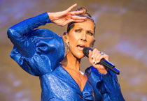 Grammy ödüllü efsanevi sanatçı Celine Dion altı yıl sonra sahnelere döndü