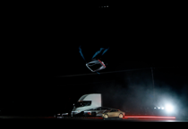 Gelecek geldi: Elon Musk uçan Tesla'yı tanıttı, Roadster havada takla attı
