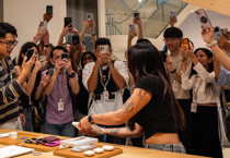2000 dolarlık iPhone Duo satışa çıktı: Uzun kuyruklar oluştu, stoklar tükendi