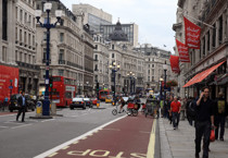 Londra'nın simge caddesi trafiğe kapatıldı: Kırmızı otobüsler geçmeyecek
