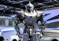 Çin'de yetişkin bir ineği kaldırabilen 4 metrelik robot