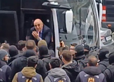 Mahmut Tanal, 1 Mayıs gözaltılarını engellemek için gözaltı aracına çıktı