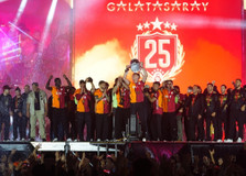 Kupasına kavuştu: Galatasaray 25. şampiyonluğu Yenikapı'da kutladı