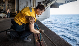 USS Abraham Lincoln gemisinde moraller bozuk: "Limana yanaşmazsak akıl sağlıklarını kaybedebilirler"