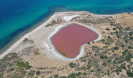 Çanakkale'deki "Kalpli Göl" pembeye büründü