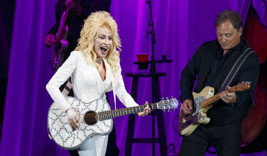 Country müziğin kraliçesi Dolly Parton hayatını kaybetti