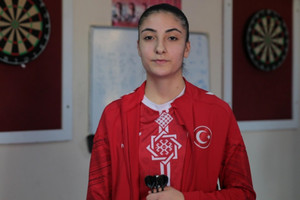 15 yaşındaki Zeynep Yılmaz dartta dünya şampiyonluğuna ulaştı