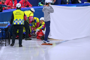 2026 Kış Olimpiyatları'nda korkutan kaza: Polonyalı patencinin yüzü kesildi!