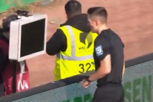 Hakem penaltıyı incelemek için VAR'a gitti, taraftarlar monitörün kablosunu çaldı