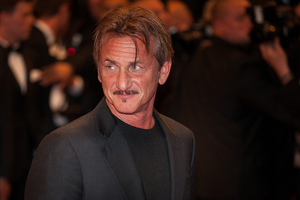 Oscar törenine katılmayan Sean Penn'e Ukrayna'dan özel 'Oscar': Savaşta hasar gören vagondan yapıldı