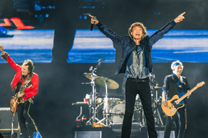 Londra’daki pembe posterlerin sırrı çözüldü: The Rolling Stones “The Cockroaches” adıyla yeni şarkı çıkardı