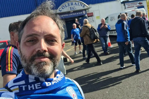 Football Manager tutkusunu gerçeğe dönüştürdü: Takımını izlemek için ülke değiştirdi