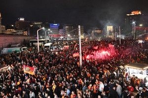 Galatasaray taraftarı 26. şampiyonluğu kutluyor: Taksim'de sarı-kırmızı coşku