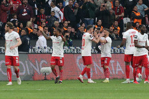Profesyonel futbol liglerinde düşenler ve çıkanlar