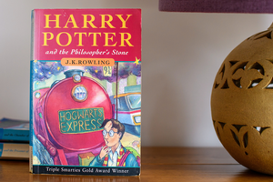 30 yıl sonra tavan arasında bulundu: Harry Potter kitabı 17 bin sterline rekor fiyata satıldı