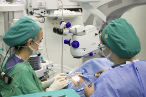 Körlere görme yeteneği kazandıran göz implantına satış onayı