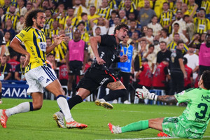 Sezonun ilk derbisi Beşiktaş'ın: Kadıköy'de geriden geldi, Vlahovic'in golüyle Fenerbahçe'yi devirdi