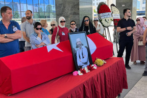 Oyuncu Serhat Kılıç, Karşıyaka Mezarlığı'nda toprağa verildi