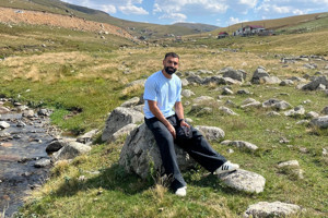 Ziyaretçi akını yaşandı, yaylanın ismi değişti: Salah'ın fotoğraf çektirdiği taşın yanına bank kondu