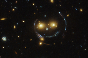 Hubble’dan 'gülümseyen galaksi' karesi